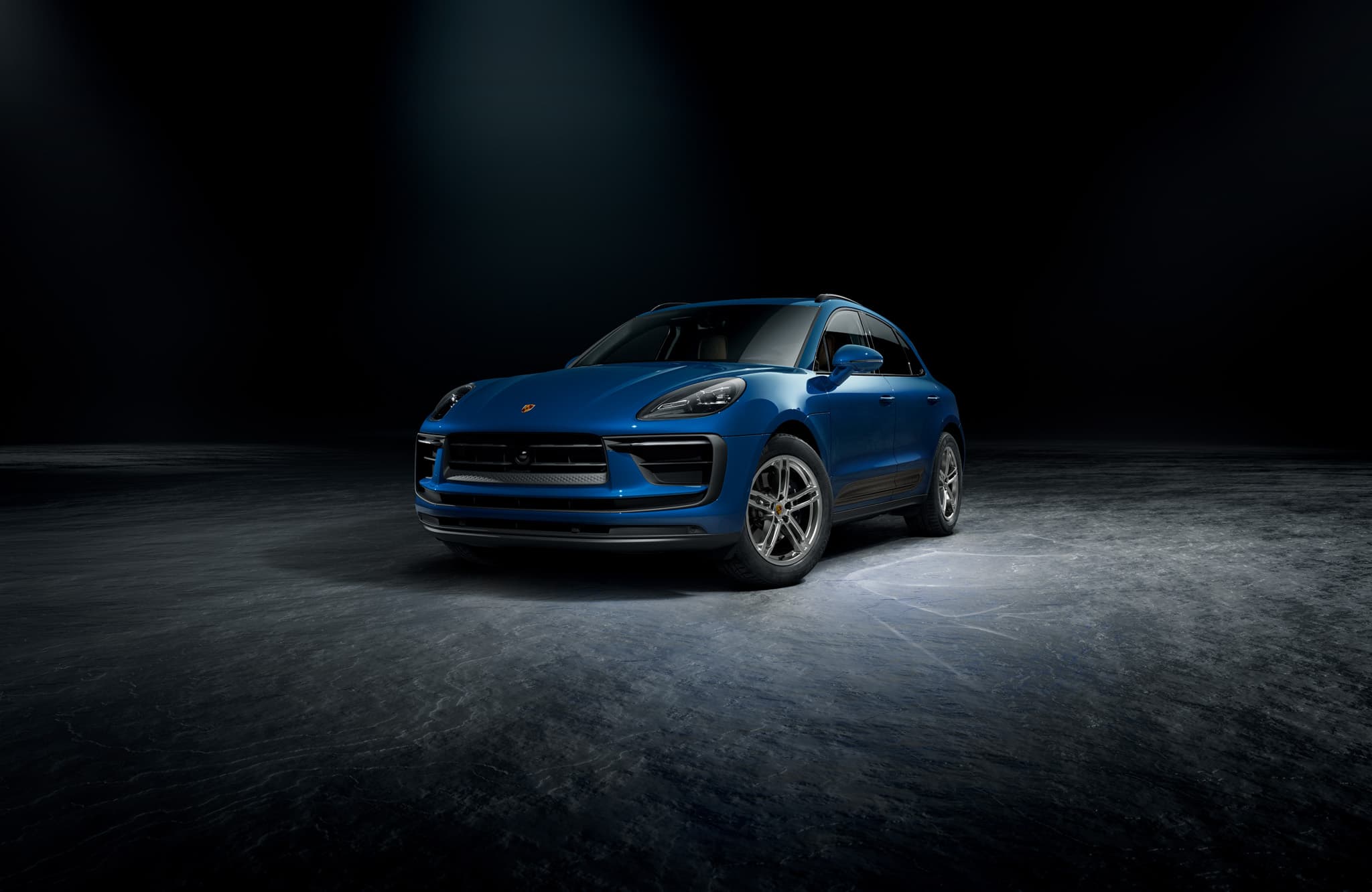 Ein Porsche Macan fährt auf offener Straße.